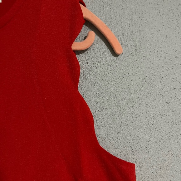 Red Scalloped Sleeveless Shirt - Picture 4 of 6